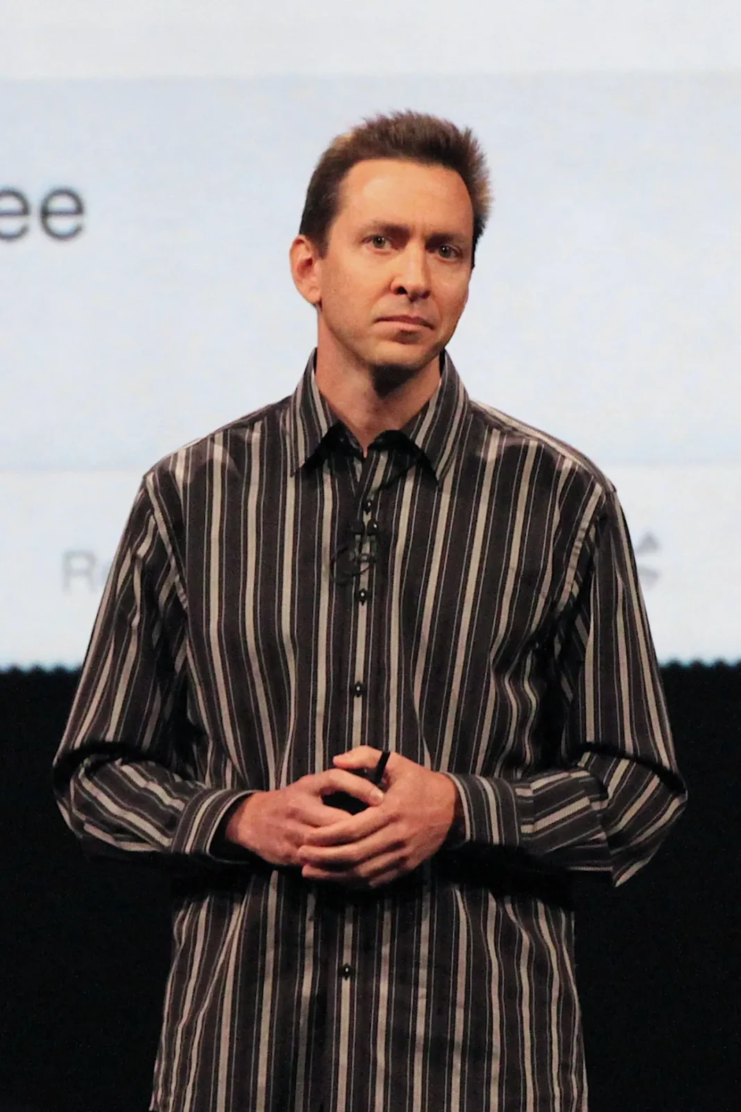 斯科特·福斯科尔（Scott Forstall）WWDC 2012，2012 年 6 月 11 日，Matt Yohe 摄（CC BY-SA 3.0）