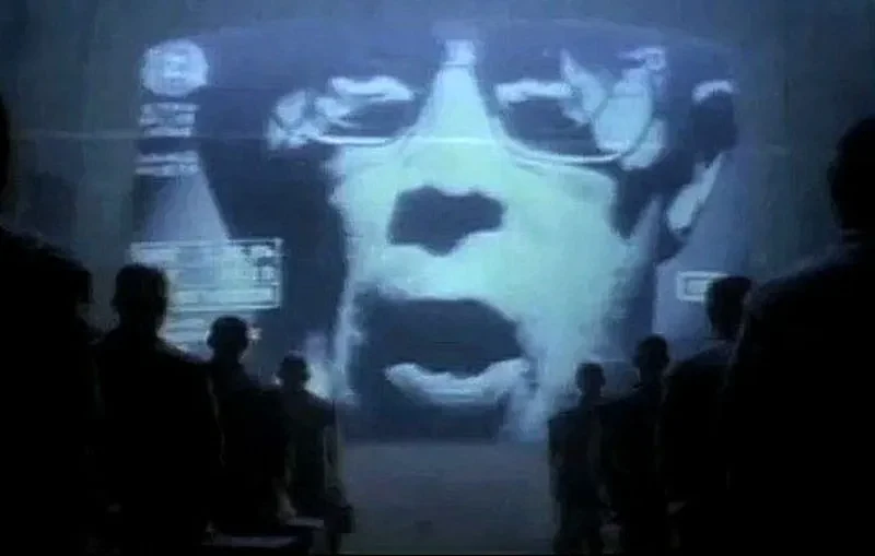苹果“1984”广告画面1984 年，图片来源：计算机历史博物馆