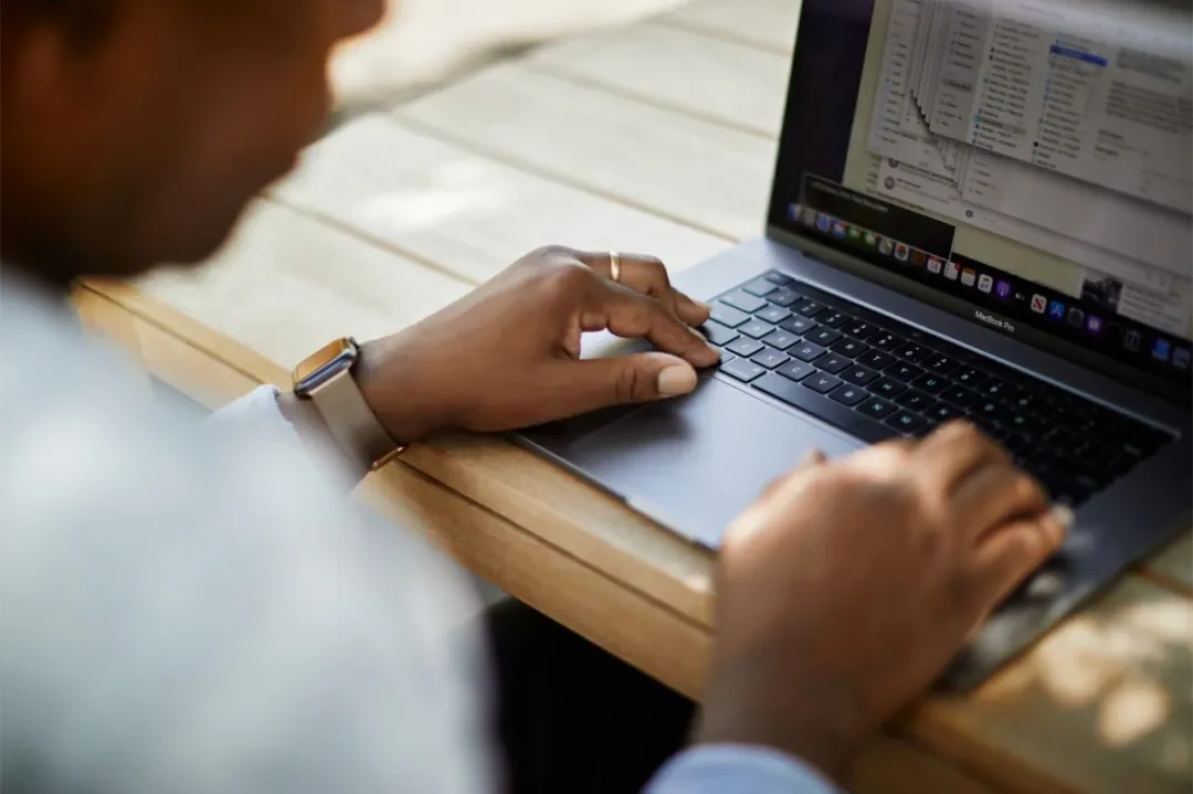 迪恩·哈德森（Dean Hudson）使用 MacBook Pro 工作2020 年，图片来源：Apple