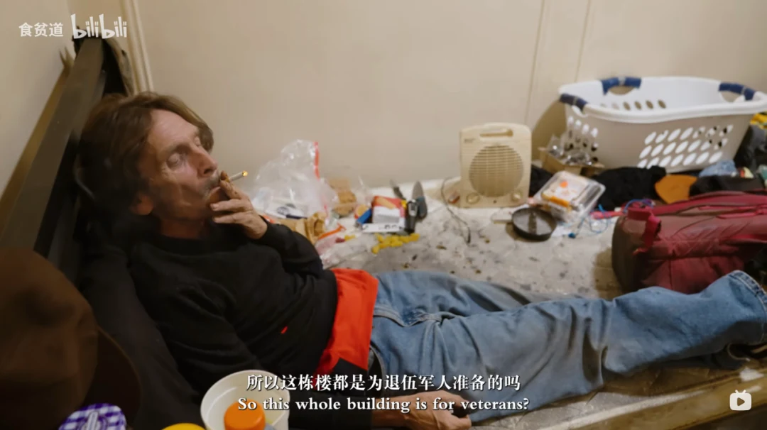 食贫道《你好，美国》截图：退伍军人在住处接受采访