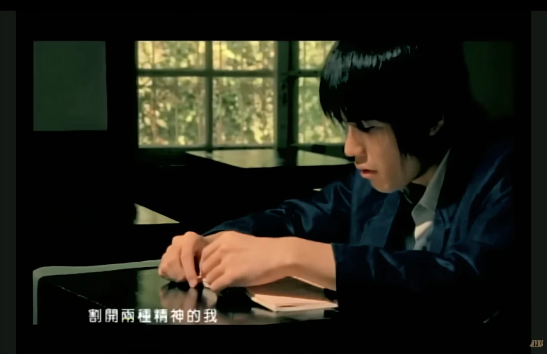 《分裂》MV 中弹琴的周杰伦