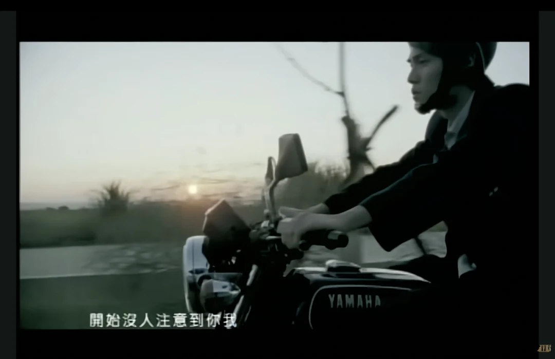 《分裂》MV 中骑摩托车的周杰伦