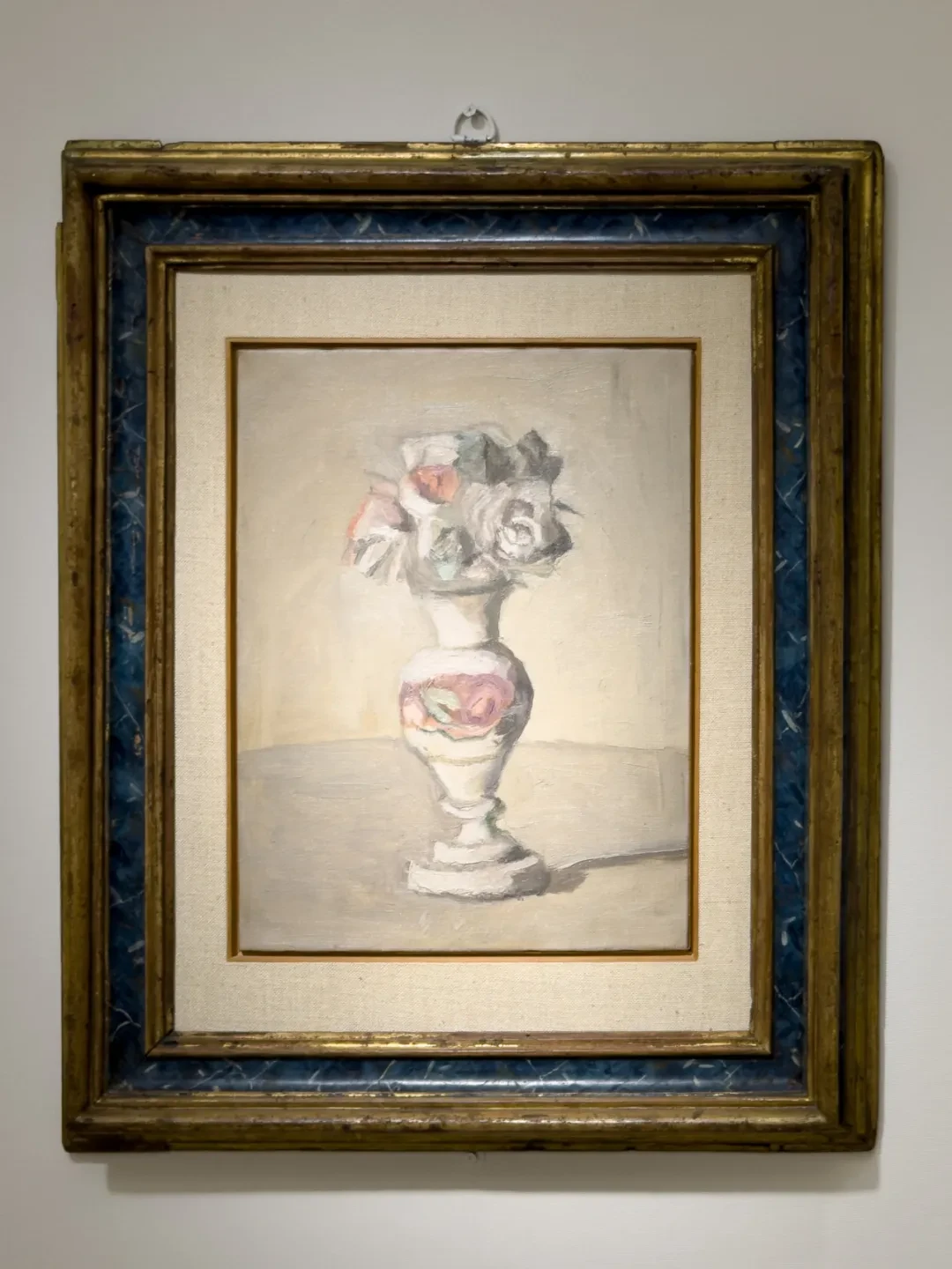 乔治·莫兰迪，《花》，1949年V.n.661，布面油彩。莫兰迪博物馆，博洛尼亚
