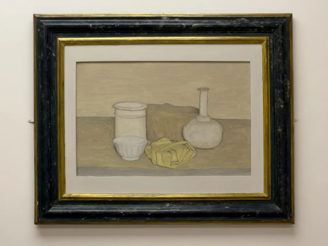 乔治·莫兰迪，《静物》，1952年V.n.823，布面油彩。莫兰迪博物馆，博洛尼亚