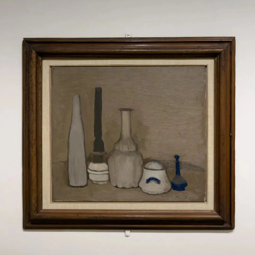 乔治·莫兰迪，《静物》，1939年V.n.241，布面油彩。莫兰迪博物馆，博洛尼亚